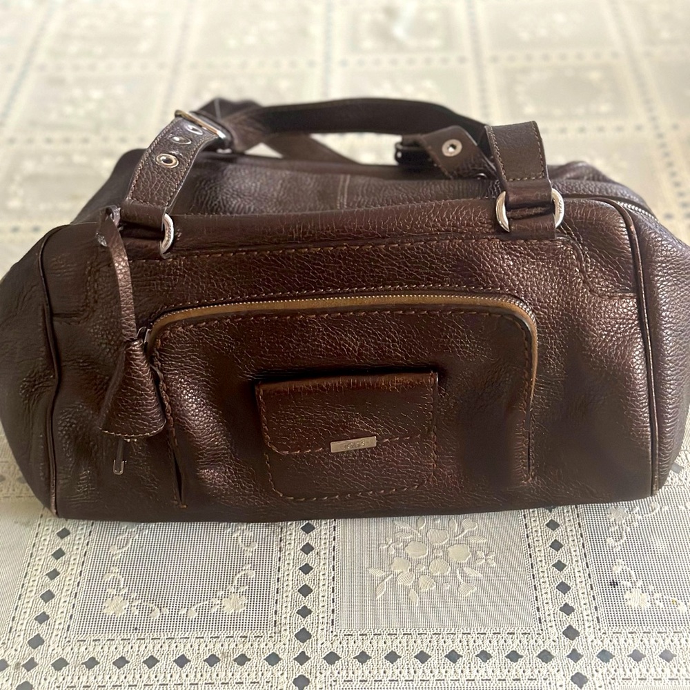 Gorgeous TOD leather bag in brown/bronze.